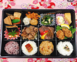 福岡市会議研修高級弁当配達 さば焼肉ステーキ唐揚げ弁当1,700円(税込)
